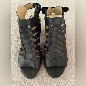 Naturalizer Open-toed heels with Velcro closure